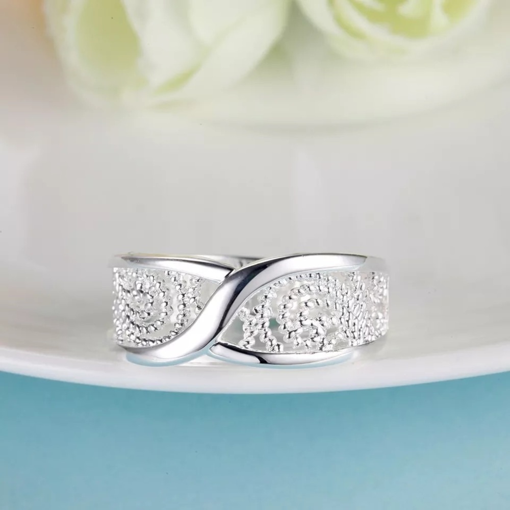 Gorgeous Rounded Hollow Shiny Ring
